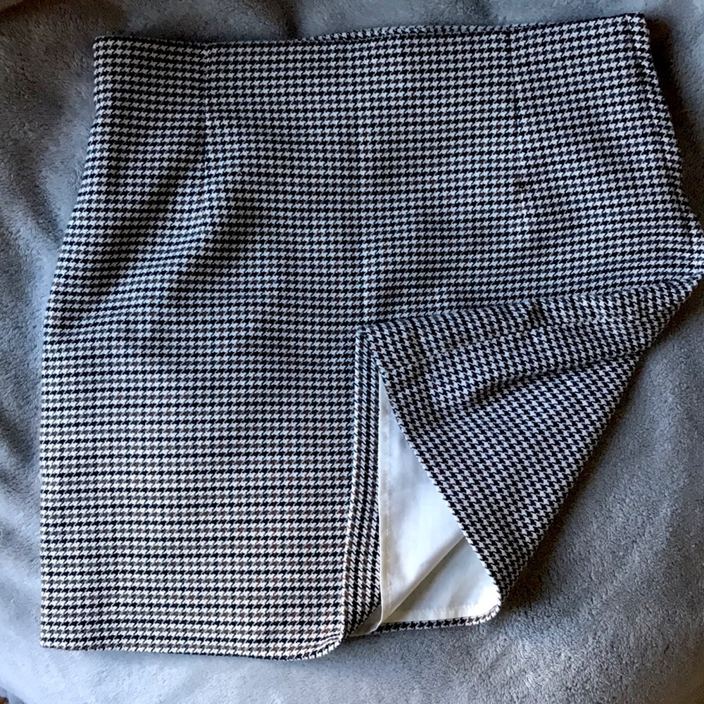 H&M skirt. Size 6 good condition. Fairly new
